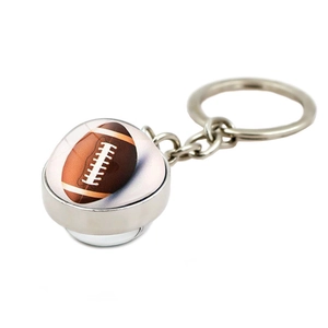 Détail d'un porte-clés ballon de football américain en verre avec base métallique