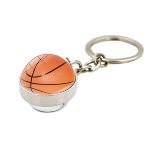 Vue détaillée du porte-clés dôme en verre basket avec texture réaliste sur anneau métal