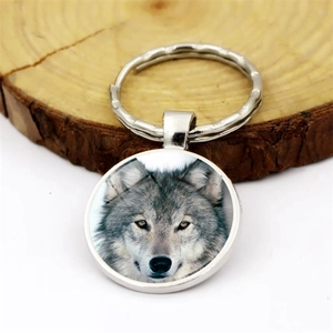 Porte-clés rond tête de loup hurlant avec anneau en métal argenté et dôme en verre