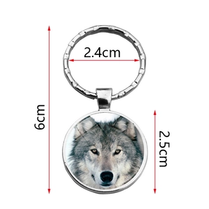 Détails du porte-clés loup montrant les dimensions exactes du pendentif en centimètres