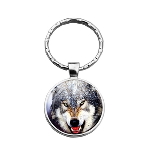 Vue détaillée du porte-clés loup hurlant avec anneau argenté et pendentif en verre