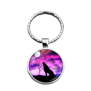 Détail du porte-clés loup hurlant avec ciel nocturne violet et anneau en métal argenté