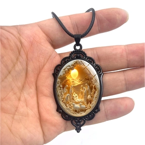 Collier pendentif ovale scène de la Nativité avec cadre en alliage et cordon noir