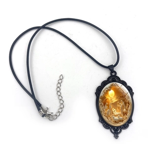 Collier vintage avec pendentif ovale de la Nativité, cadre en métal noir et cordon