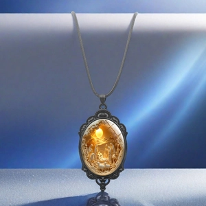 Détail du pendentif de la nativité ovale vintage avec cadre en métal noir ajouré