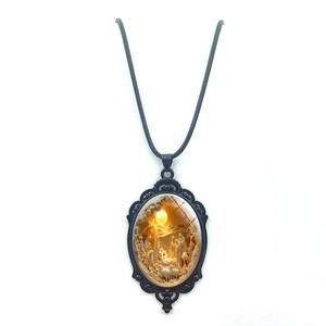 Collier avec pendentif ovale scène de la nativité et cordon tressé noir vintage