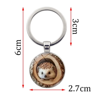 Portachiavi con simpatico riccio nel buco dell'albero con ciondolo da 2,7 cm