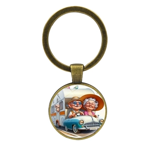 Porte-clés vintage en bronze avec illustration de grands-parents voyageant en camping-car