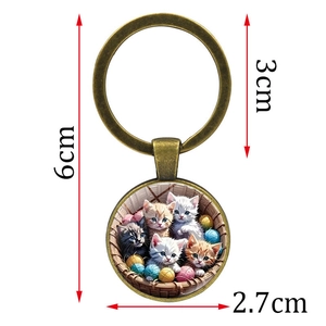 Porte-clés chat vintage en bronze avec pendentif dôme en verre montrant cinq chatons