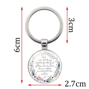Llavero religioso versículo bíblico Romanos 8:28 con diseño de flores y plumas plata