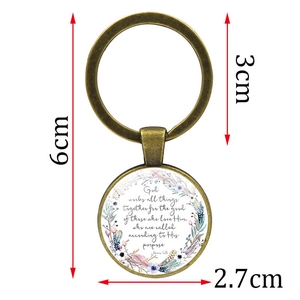 Llavero de bronce vintage con borde floral y colgante con cita bíblica de Romanos