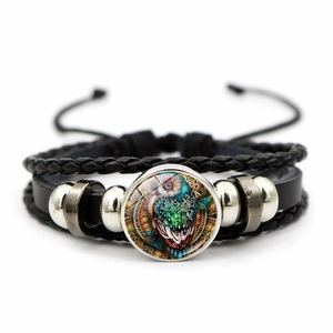 Détail du médaillon chouette en verre sur bracelet multicouche en cuir tressé et perles