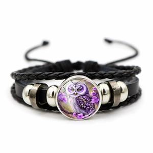 Vue détaillée du bracelet en cuir multicouche avec cabochon chouette et perles argent