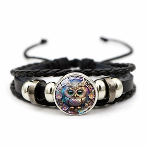 Vue détaillée de ce bracelet rétro en cuir avec hibou et cordon tressé à plusieurs couches