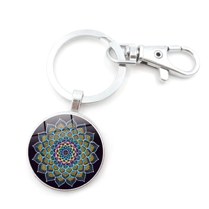Dettaglio del ciondolo a mandala in vetro con chiusura a moschettone in metallo argento