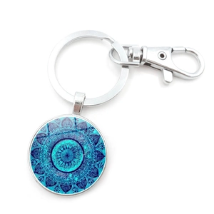 Dettaglio portachiavi in lega d'argento con cabochon in vetro mandala e chiusura a moschettone