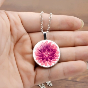 Silberne Halskette mit Anhänger aus Glasdom mit rosa Dahlie und feiner silberner Gliederkette