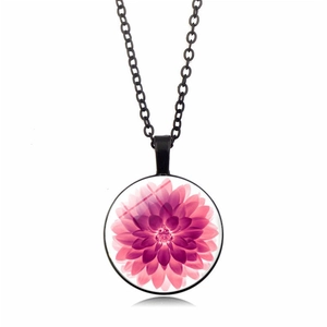 Vintage Halskette mit rosa Dahlien-Glas-Cabochon und schwarzer Kette für Damen
