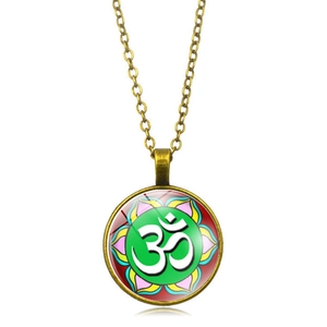 Détail macro du pendentif bronze symbole Om avec motif mandala coloré et verre bombé