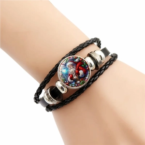Detalle de pulsera de cuero trenzado multicapa con amuleto de Papá Noel y cuentas de plata