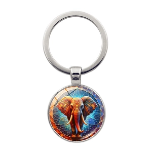 Gros plan du porte-clés en verre avec éléphant coloré et motifs mandala sur fond blanc