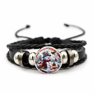 Detalle de pulsera de cuero multicapa con cúpula de vidrio de muñeco de nieve y cuentas