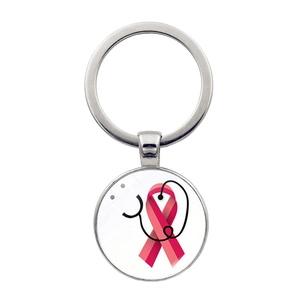 Dettaglio di un portachiavi in argento con cupola in vetro, nastro rosa e stetoscopio