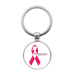 Dettaglio portachiavi in metallo argentato con nastro rosa per la lotta al cancro