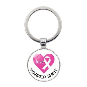 Dettaglio portachiavi nastro rosa con cuore Love e incisione testo Warrior Spirit