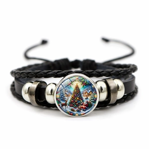Pulsera multicapa de cuero trenzado con dije de Papá Noel de cristal y cuentas metálicas