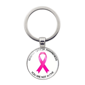 Dettaglio portachiavi argento per la sensibilizzazione al cancro al seno con nastro
