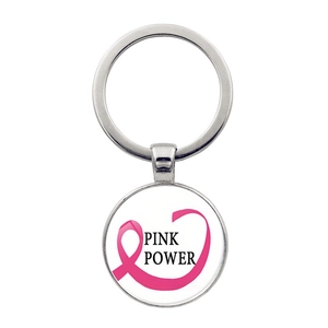 Dettaglio portachiavi in metallo argento con logo Pink Power e nastro rosa in vetro a cupola