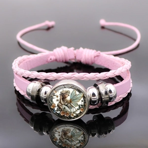 Nahaufnahme des rosa Lederarmbands mit Vintage-Feen-Glasanhänger und Perlen