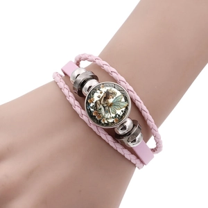 Detailaufnahme von rosa Lederarmband mit Vintage Feen-Glasstein und Flechtwerk