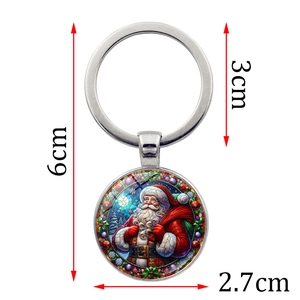 Detalle del llavero de Papá Noel con dimensiones de 6cm de largo y aro de 3cm de ancho