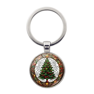 Detalle de llavero metálico redondo con patrón de árbol de Navidad estilo vidriera