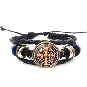 Religiöses Sankt-Benedikt-Medaillen-Armband aus mehrlagigem geflochtenem Leder im Punk-Stil