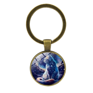 Portachiavi con gatto galattico con base in bronzo e ciondolo in vetro cabochon