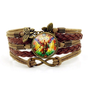 Dettaglio del bracciale intrecciato multistrato con ciondolo Arcangelo Michele e simbolo infinito