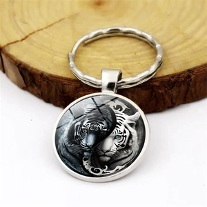 Porte-clés Yin Yang tigre avec cabochon en verre et design artistique en noir et blanc