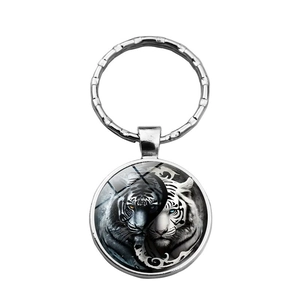 Porte-clés tigre Yin Yang en métal avec pendentif cabochon en verre noir et blanc