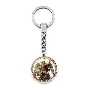 Détail du porte-clés Archange Saint-Michel avec pendentif double face en verre d'art