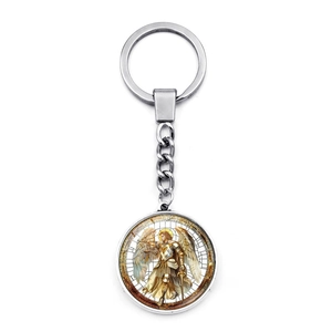 Détail du pendentif Archange Saint Michel avec verre double face sur porte-clés argent