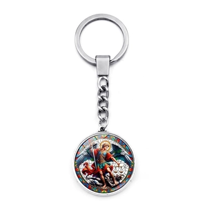 Vue détaillée du pendentif Archange Michael en verre avec porte-clés en métal argenté