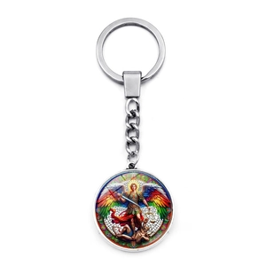 Vue détaillée de l'illustration de l'archange Saint-Michel sur un porte-clés en argent