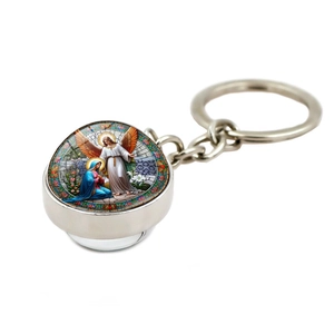 Dettaglio del ciondolo cabochon in vetro dell'Arcangelo Michele su portachiavi argento