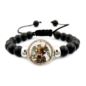 Dettaglio del bracciale con perline nere opache e ciondolo cabochon di San Michele Arcangelo