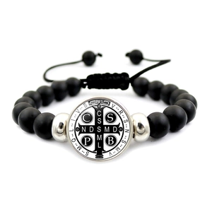 Pulsera de medalla de San Benito con cuentas negras mate y cordón ajustable negro