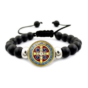 Pulsera de cuentas de piedra negra mate con medalla de San Benito y cordón negro