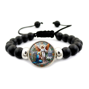 Dettaglio del bracciale di San Michele con pietre nere opache e cordino regolabile